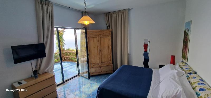 Deluxe Double or Twin Room with Sea View image 4