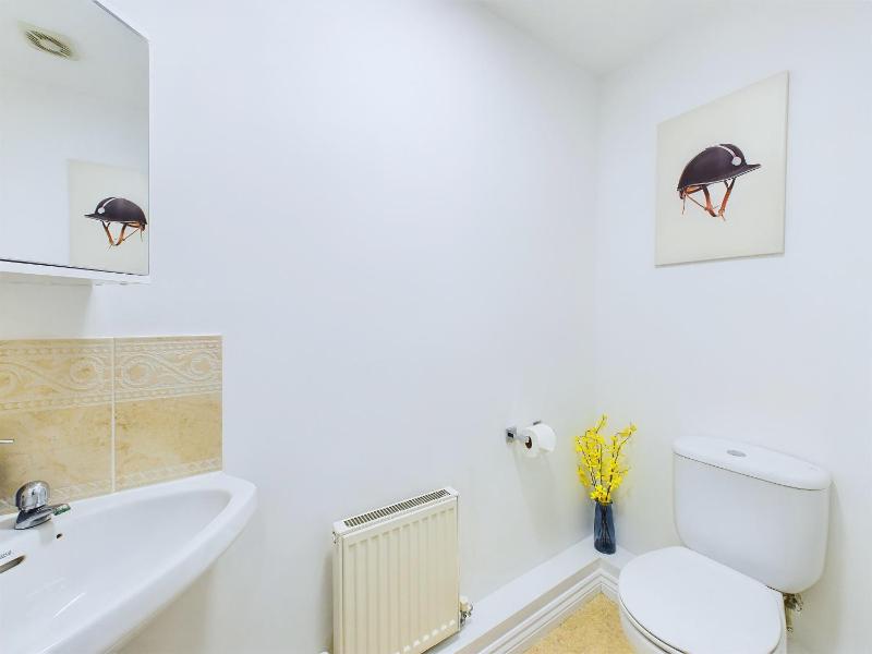 Pinewood Walk by Signature Stays - Parking - Townhouse - image 38