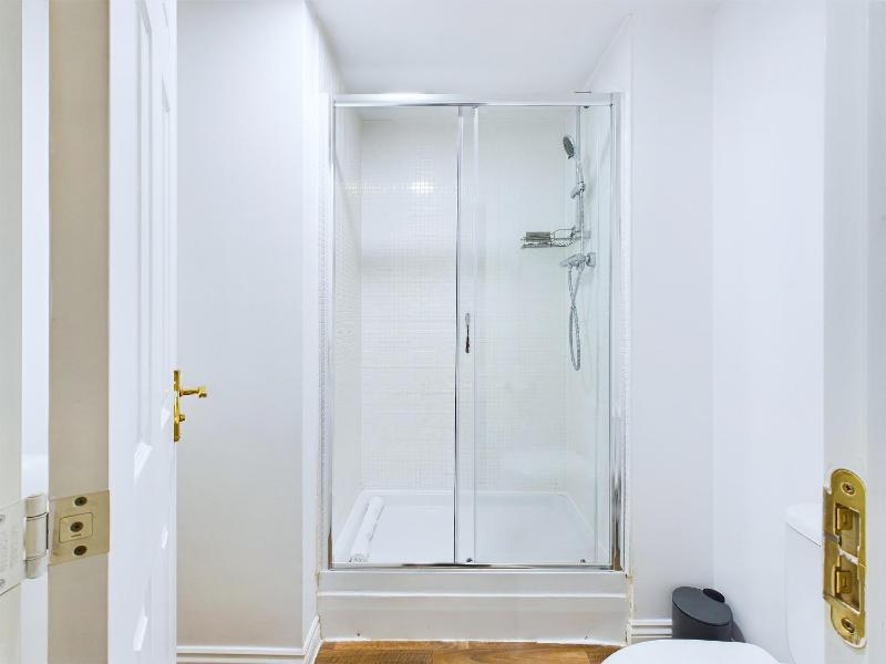 Pinewood Walk by Signature Stays - Parking - Townhouse - image 34