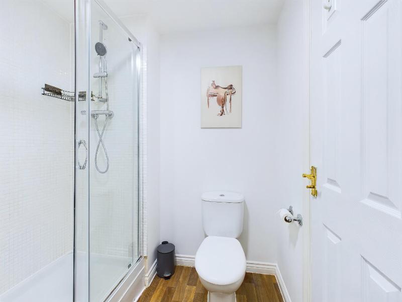Pinewood Walk by Signature Stays - Parking - Townhouse - image 14