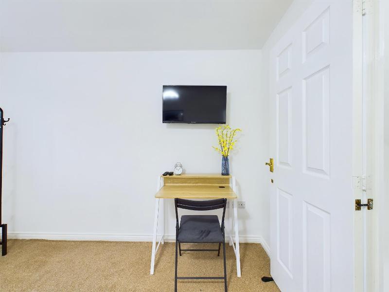 Pinewood Walk by Signature Stays - Parking - Townhouse - image 9
