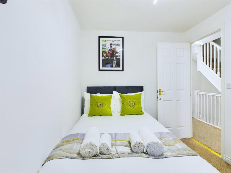 Pinewood Walk by Signature Stays - Parking - Townhouse - image 25