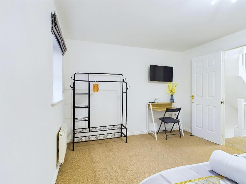 Pinewood Walk by Signature Stays - Parking - Townhouse - image 32
