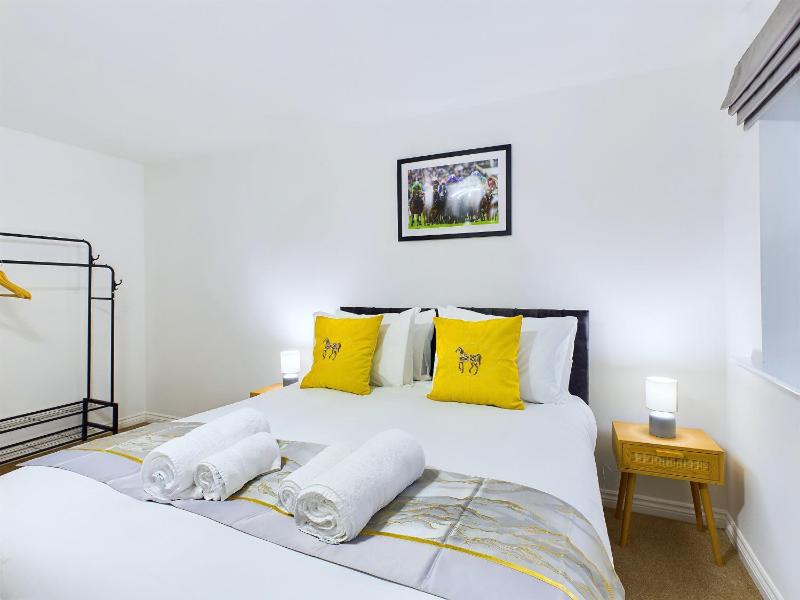 Pinewood Walk by Signature Stays - Parking - Townhouse - image 17