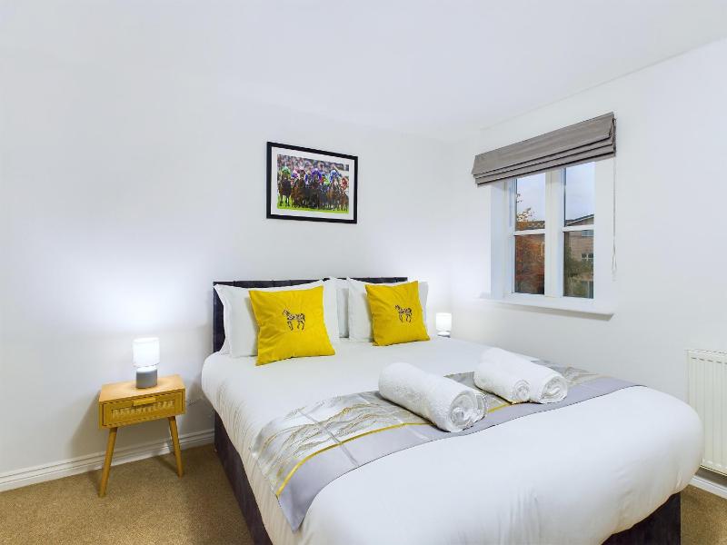Pinewood Walk by Signature Stays - Parking - Townhouse - image 16