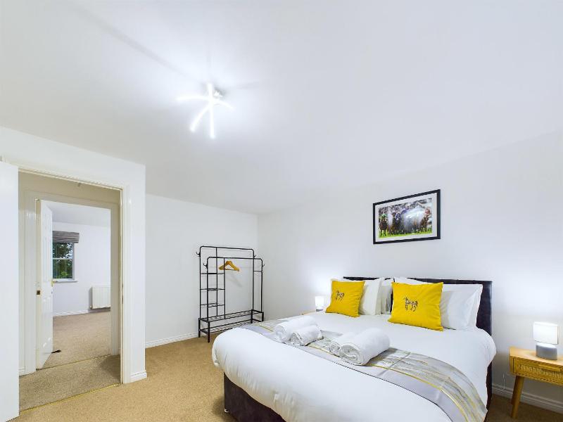 Pinewood Walk by Signature Stays - Parking - Townhouse - image 22