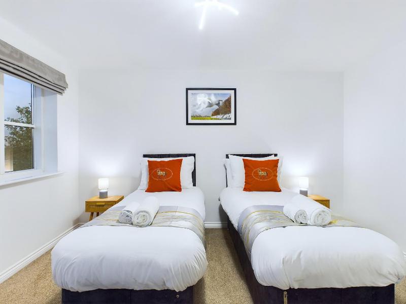 Pinewood Walk by Signature Stays - Parking - Townhouse - image 27