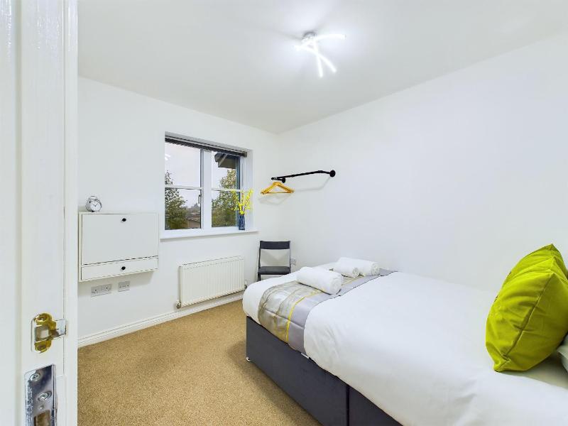Pinewood Walk by Signature Stays - Parking - Townhouse - image 18