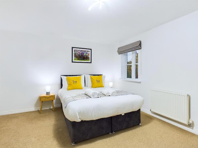 Pinewood Walk by Signature Stays - Parking - Townhouse - image 2