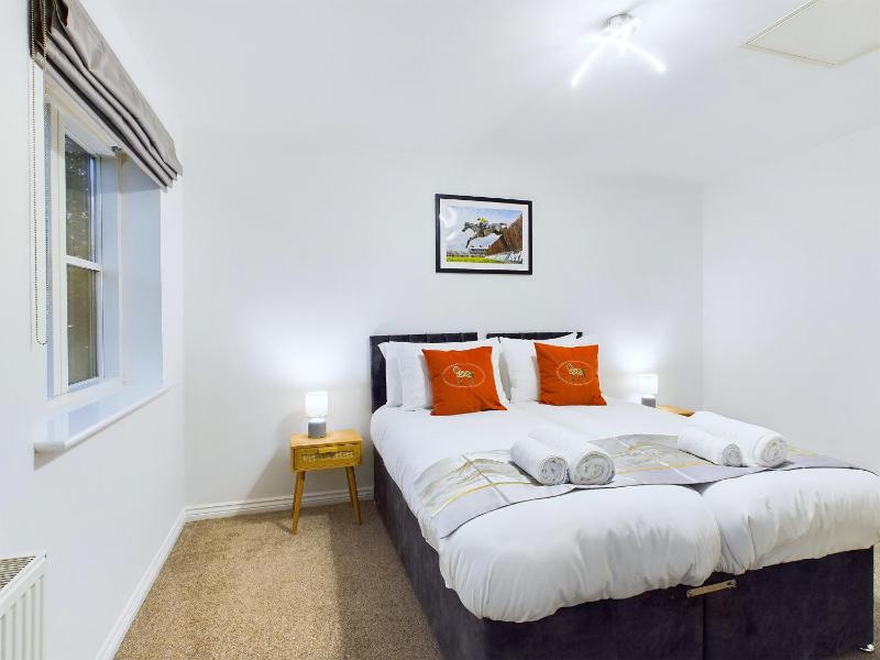 Pinewood Walk by Signature Stays - Parking - Townhouse - image 10