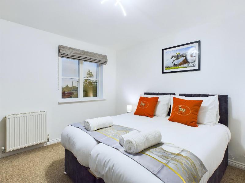 Pinewood Walk by Signature Stays - Parking - Townhouse - image 30