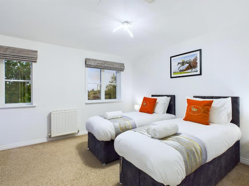 Pinewood Walk by Signature Stays - Parking - Townhouse - image 3