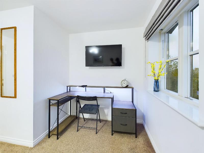 Pinewood Walk by Signature Stays - Parking - Townhouse - image 39