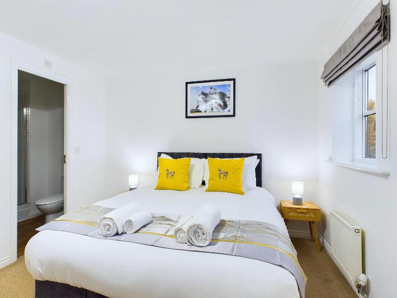 Pinewood Walk by Signature Stays - Parking - Townhouse - image 23