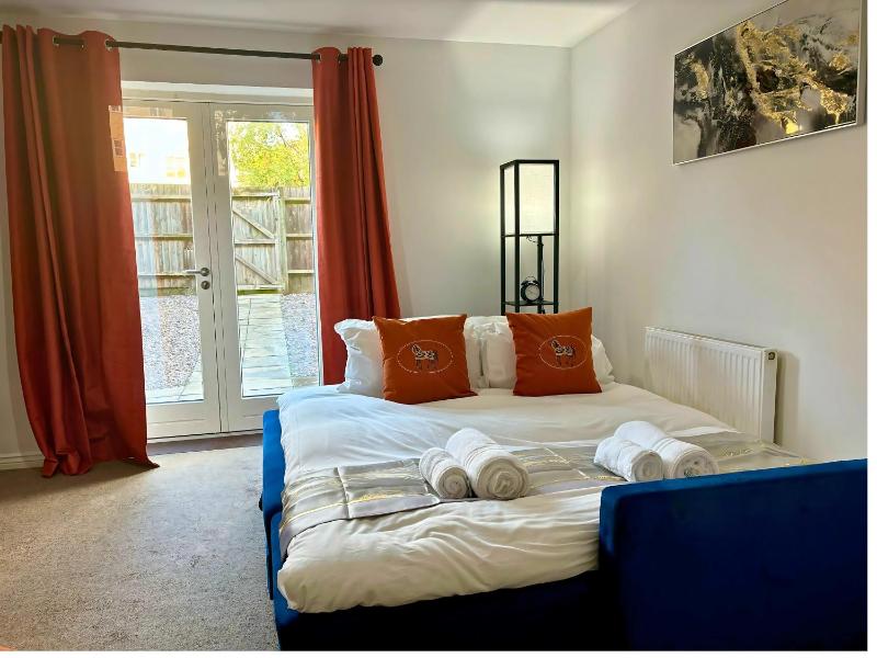 Pinewood Walk by Signature Stays - Parking - Townhouse - image 15