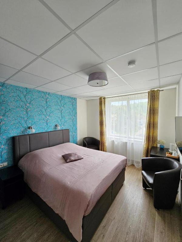 Standard Queen Room image 4