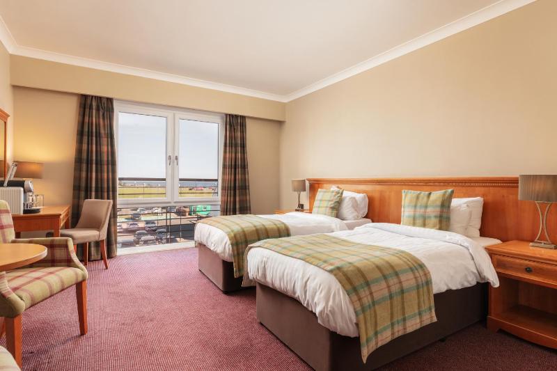Standard Twin Room image 1