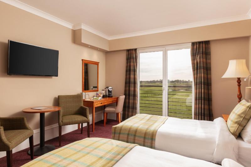Twin Room with Golf View image 3