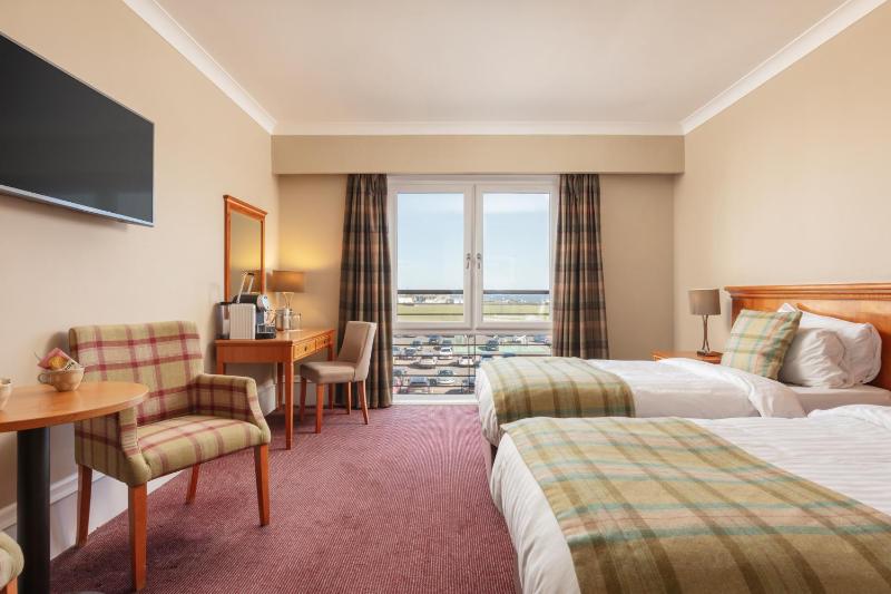 Standard Twin Room image 3