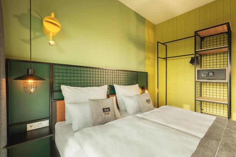 Standard Queen Room image 1