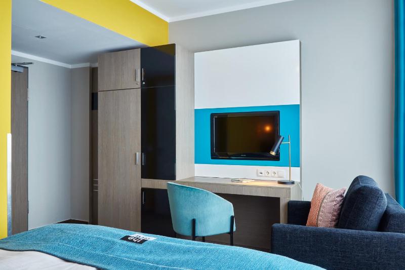 Standard Queen Room image 4