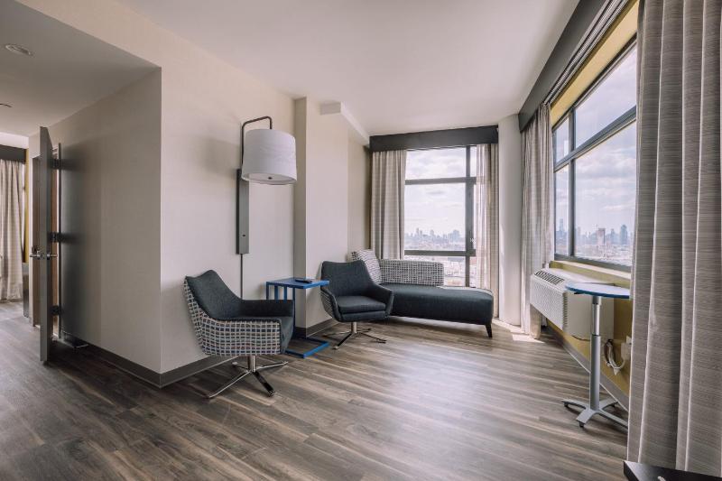 Standard Queen Room with Skyline View image 1