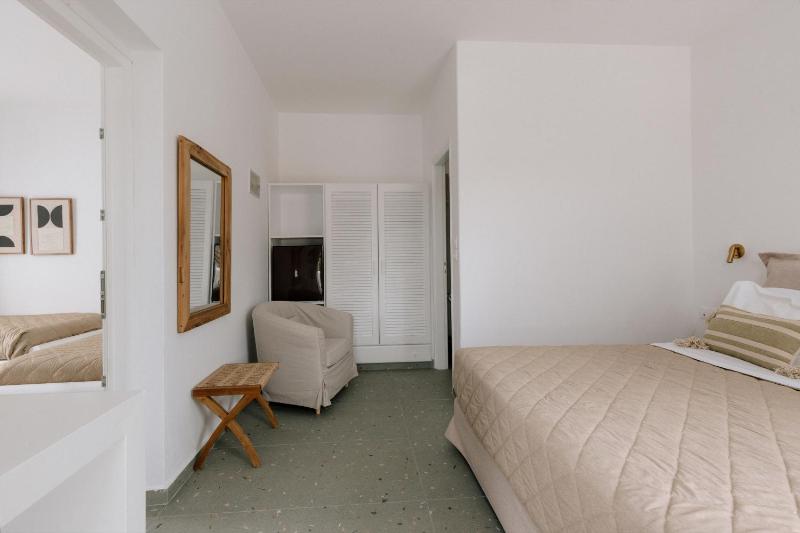 Two-Bedroom Family Room with Sea View image 4