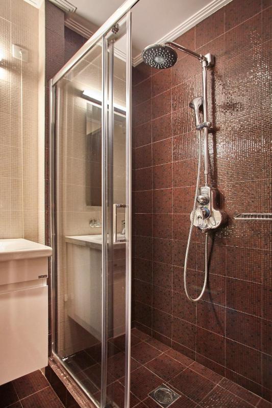 Standard Twin Room image 3