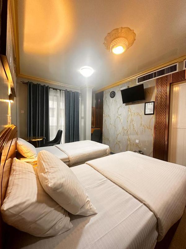 Twin Room image 3