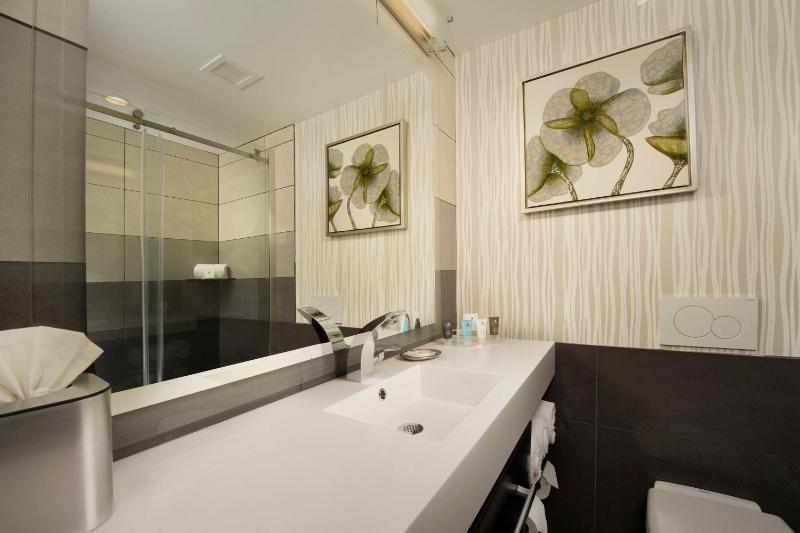 Standard King Room image 3