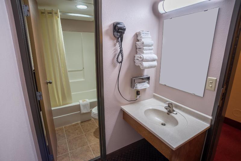 Queen Room with Two Queen Beds - Non-Smoking image 2