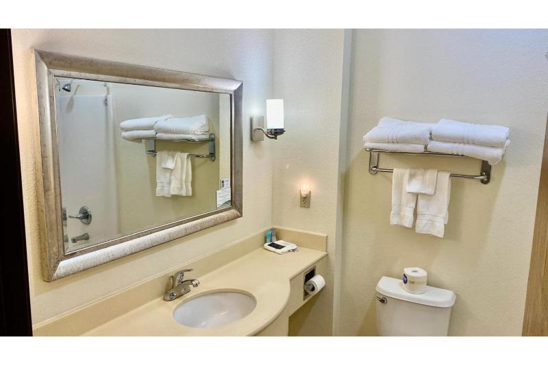 1 Suite King Bed Non-Smoking Jacuzzi Tub image 2