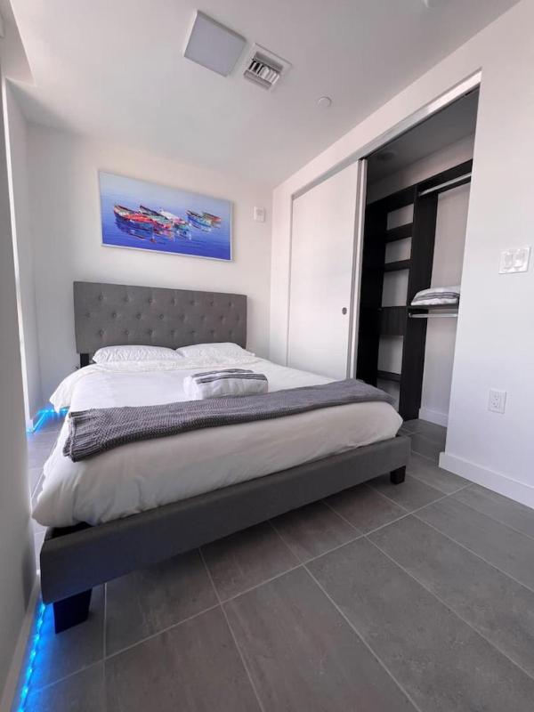 Ocean View Entire Condo In Downtown With Pool and Gym - image 11