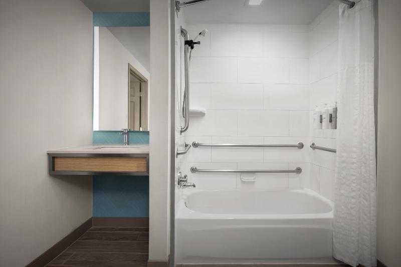King Room with Accessible Tub - Mobility Access image 2