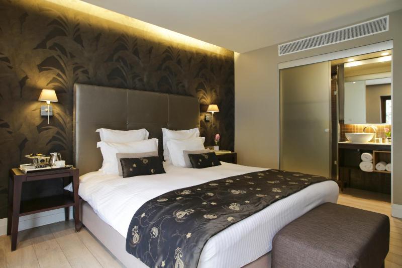 Deluxe Double Room image 3