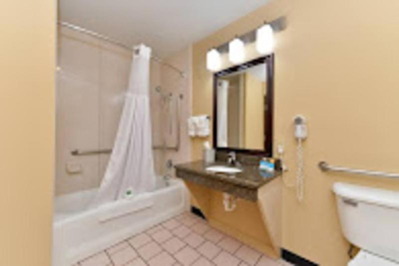 King Room with Mobility Access and Bathtub with Grab Bars, Non-Smoking image 2