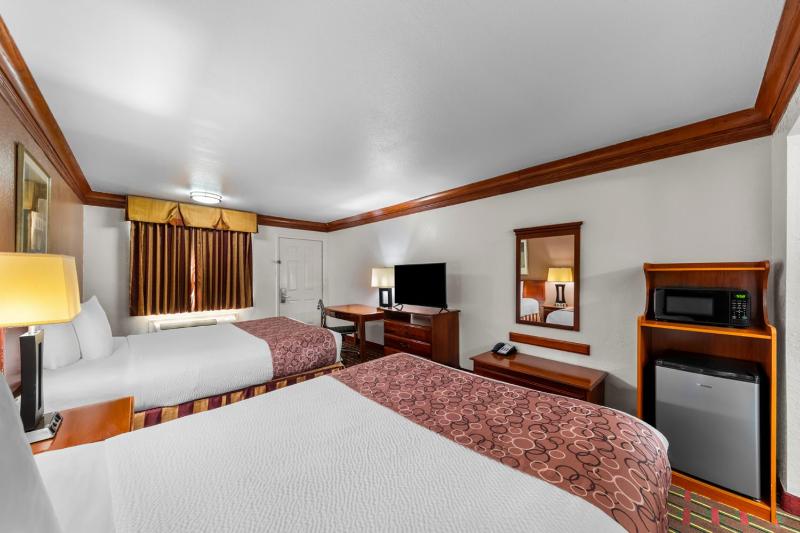 Queen Room with Two Queen Beds - Non-Smoking image 1