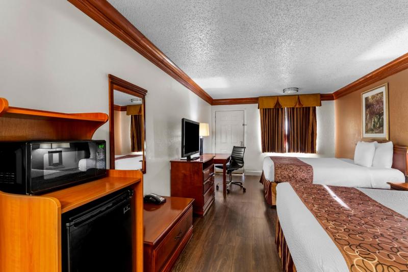 Queen Room with Two Queen Beds - Non-Smoking image 3