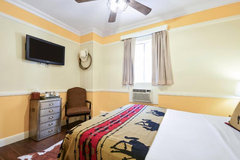Double Room image 3
