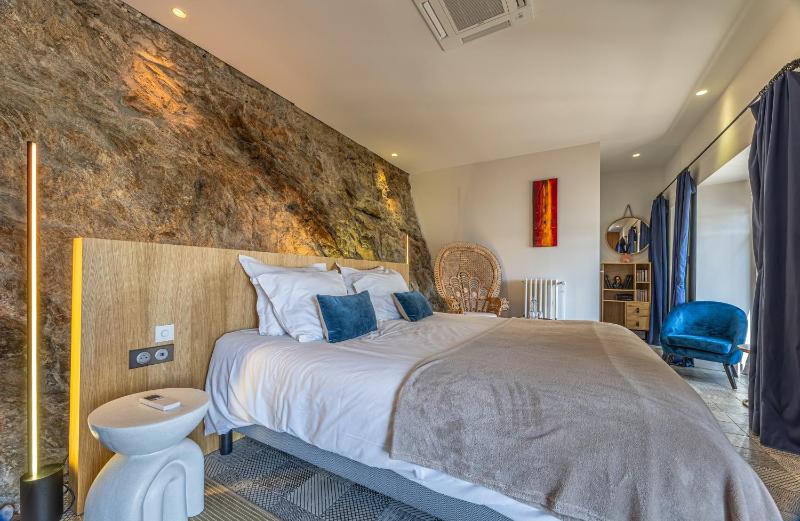 Deluxe Suite with Sea View image 3