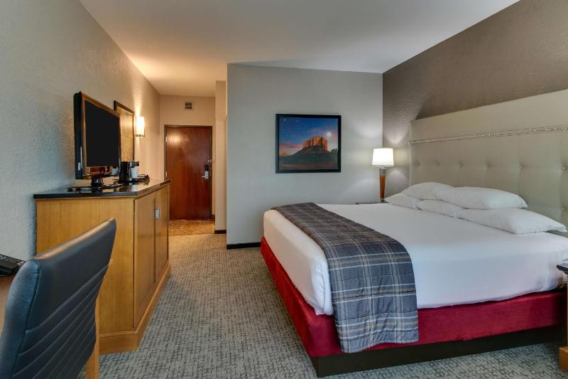 Deluxe King Room - Accessible, Tub image 3