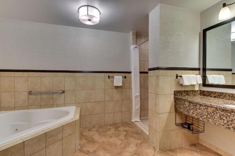 Deluxe King Room with Spa Bath image 3