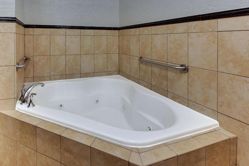 Deluxe King Room with Spa Bath image 2