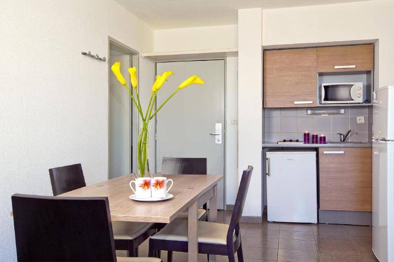 One-Bedroom Apartment image 2