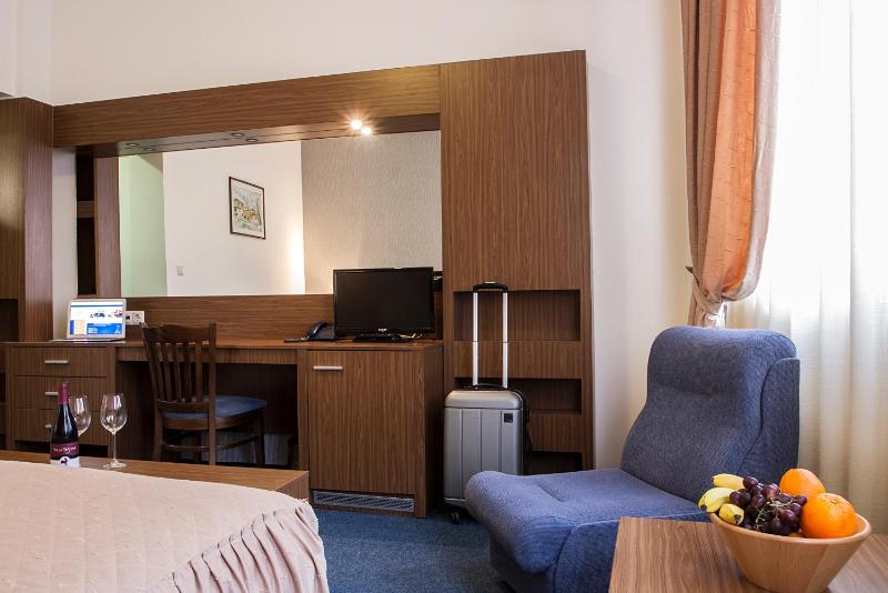 Double Room image 3