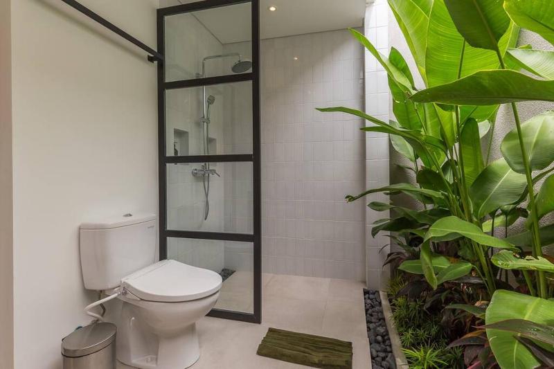 Modern Berawa villa in Canggu - image 11