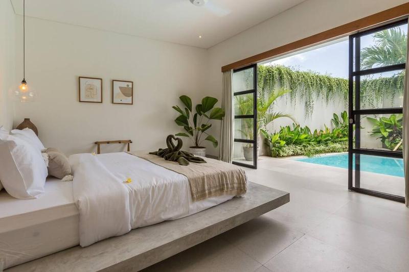 Modern Berawa villa in Canggu - image 8