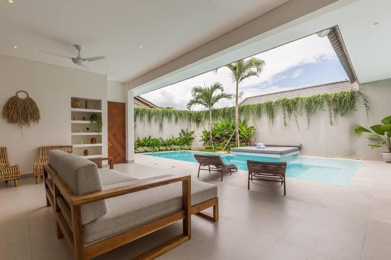 Modern Berawa villa in Canggu - image 12