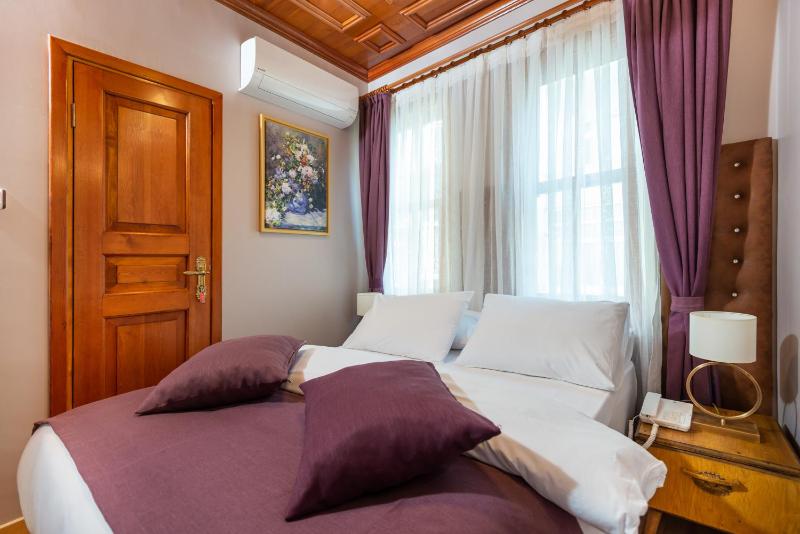 Small Double Room image 1