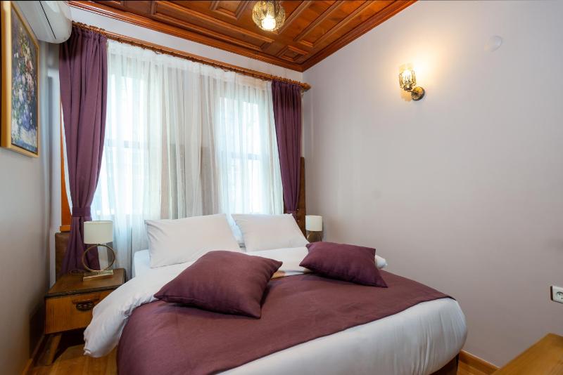 Small Double Room image 4